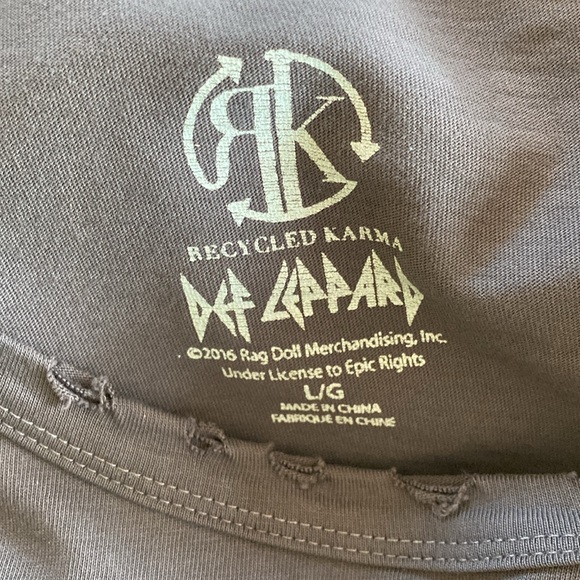 Recycled Karma 💯 Cotton Distressed Longer Sleeves Look Def Leppard Logo Tee New - Picture 8 of 16